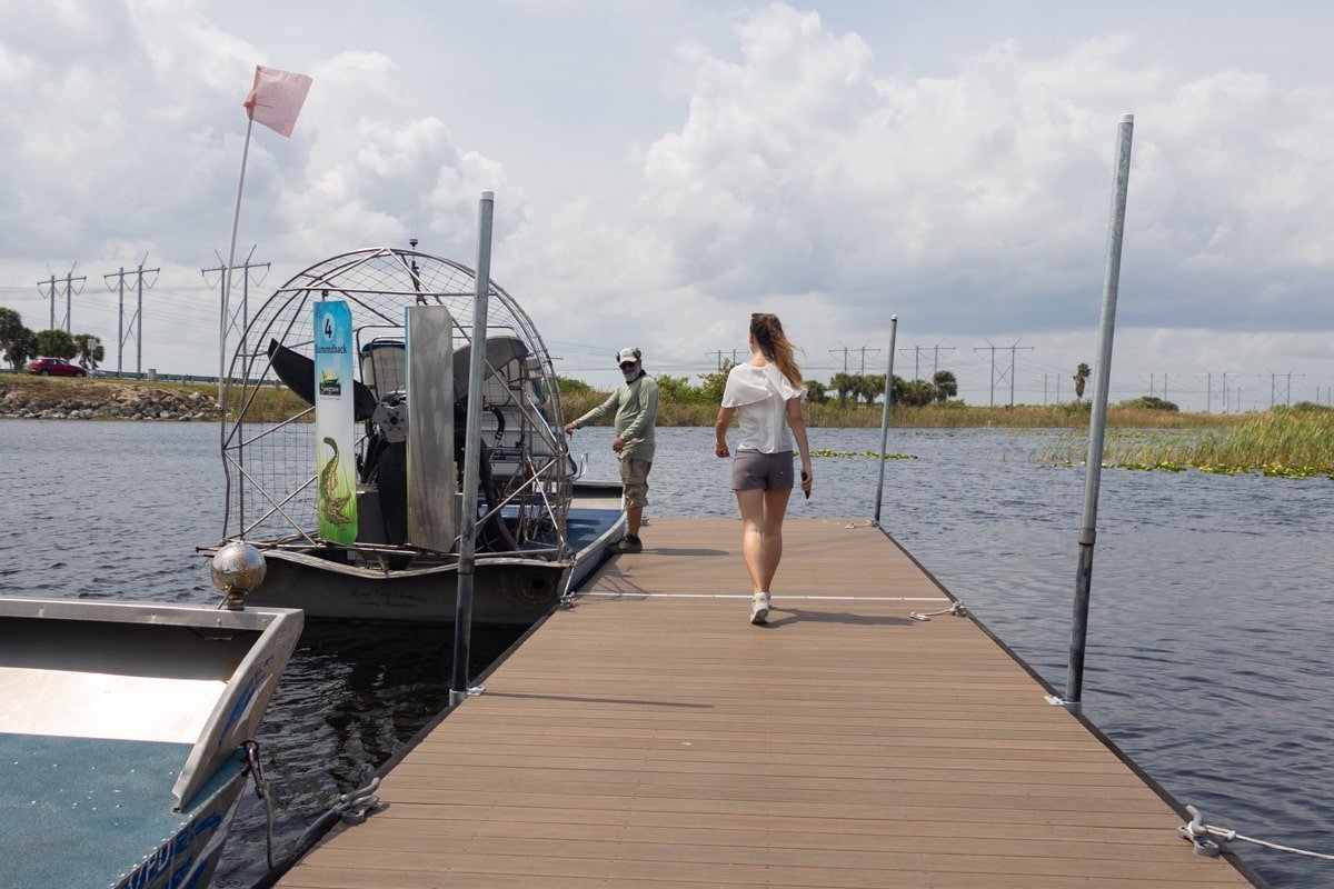 Personne qui s'apprête à monter un hydroglisseur