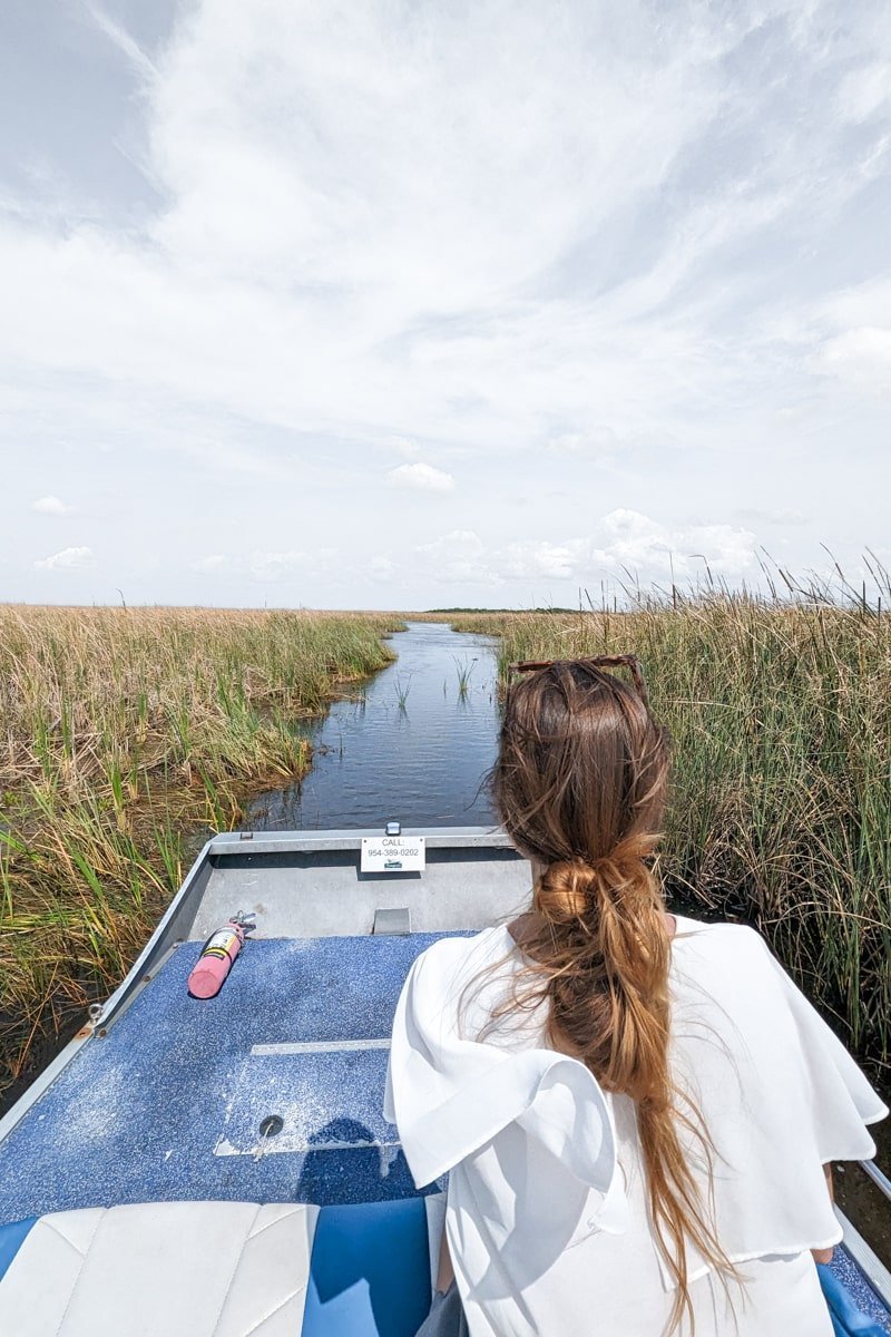 Femme qui regarde le paysage depuis l'avant d'un hydroglisseur