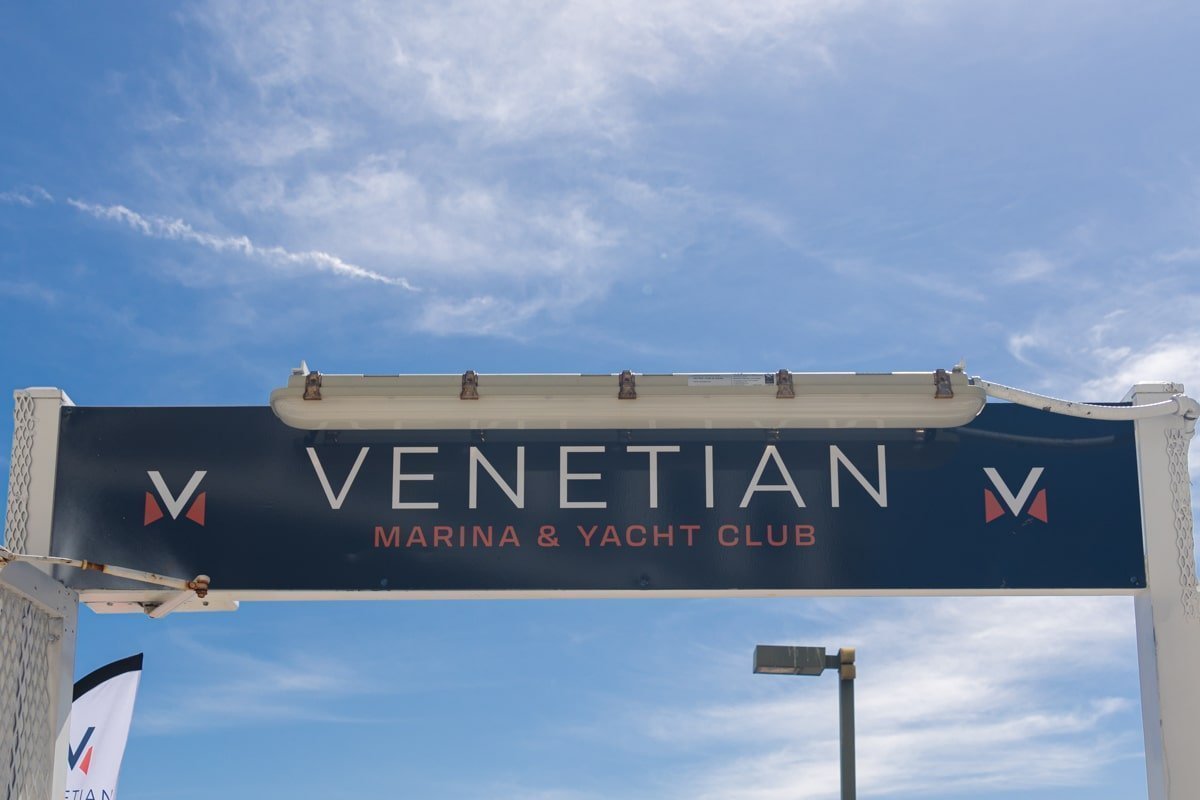 Panneau d'entrée du port Venetian