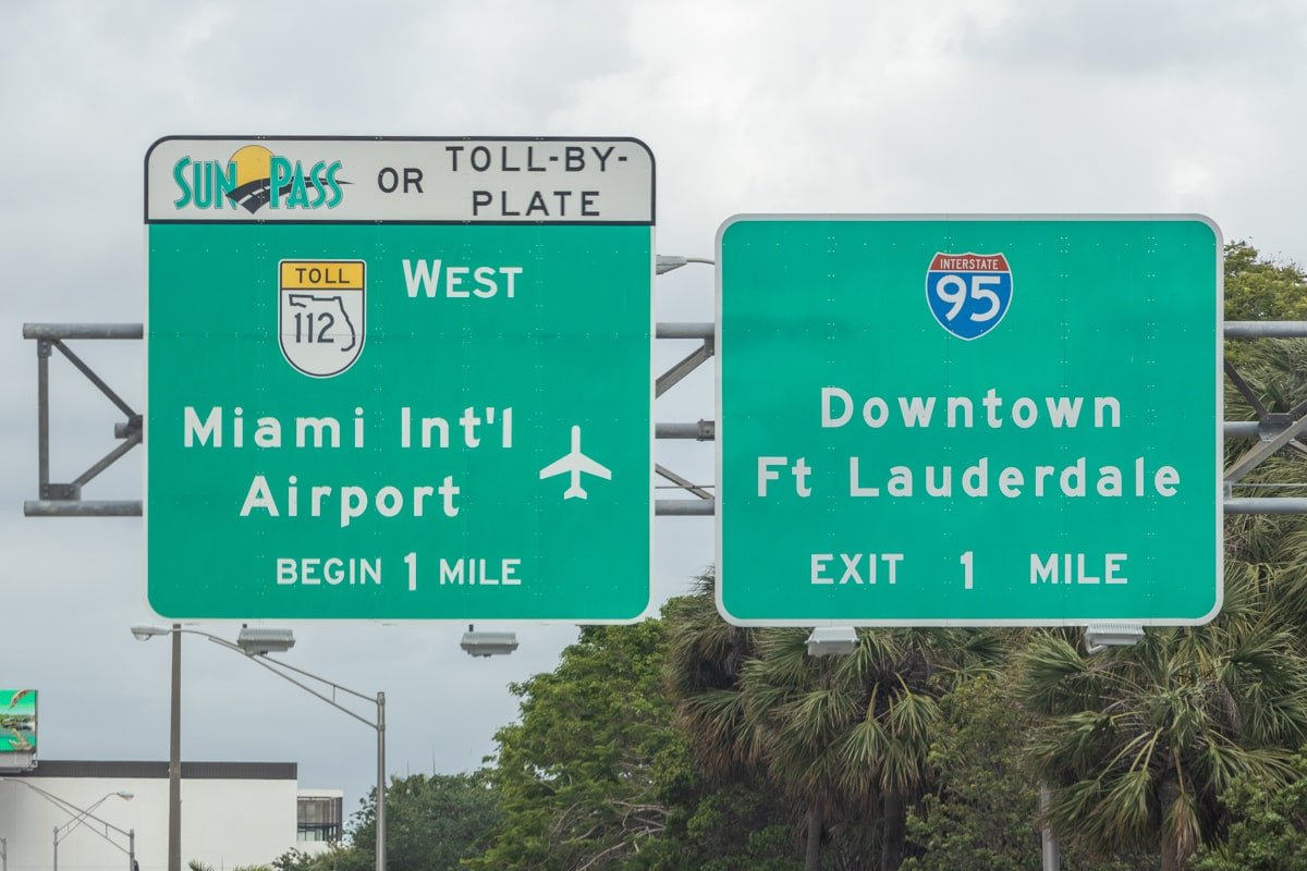 Panneaux de circulation sur l'autoroute