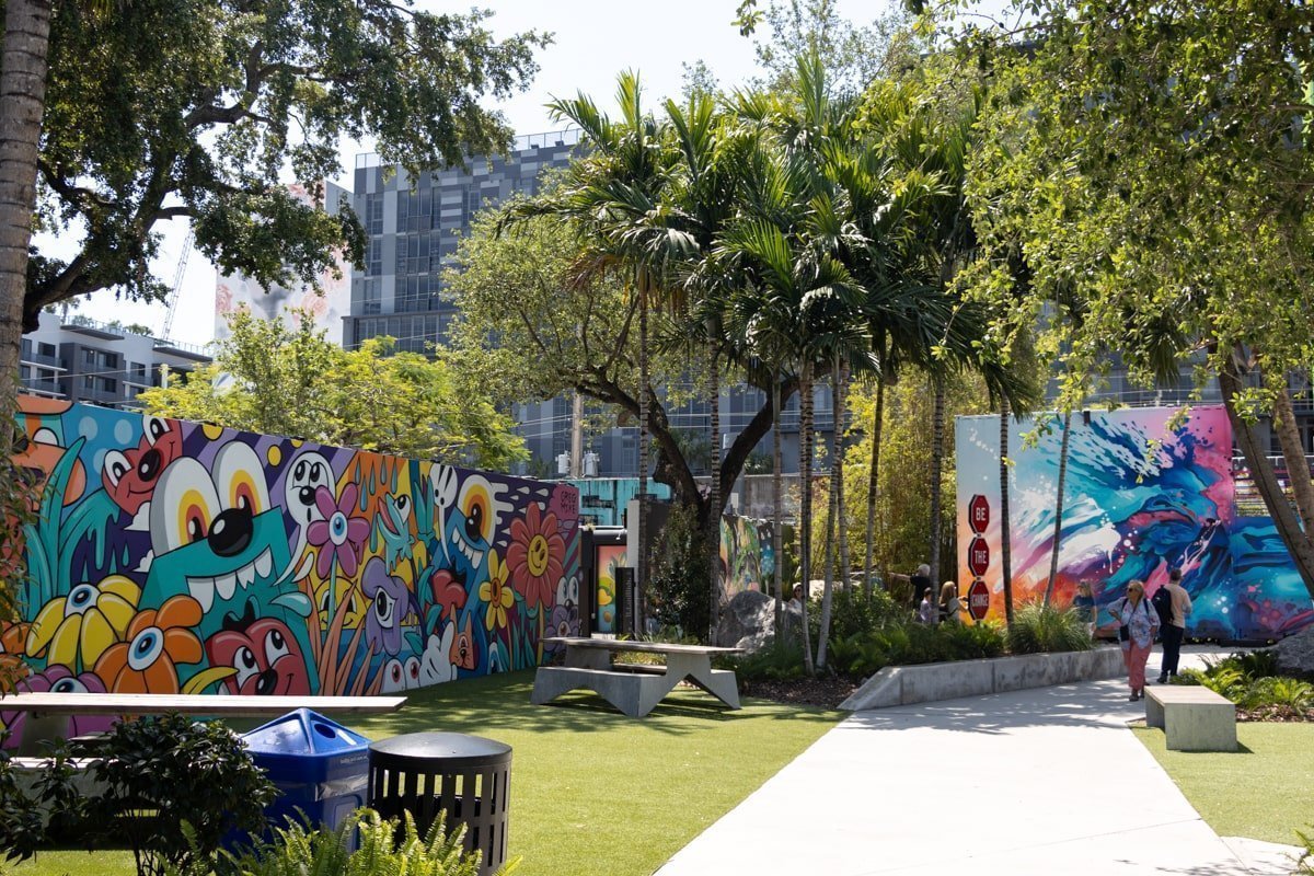 Un parc décoré de graffitis