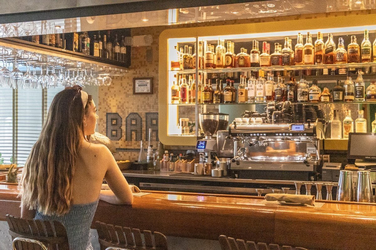 Personne au bar du Pelican Hotel