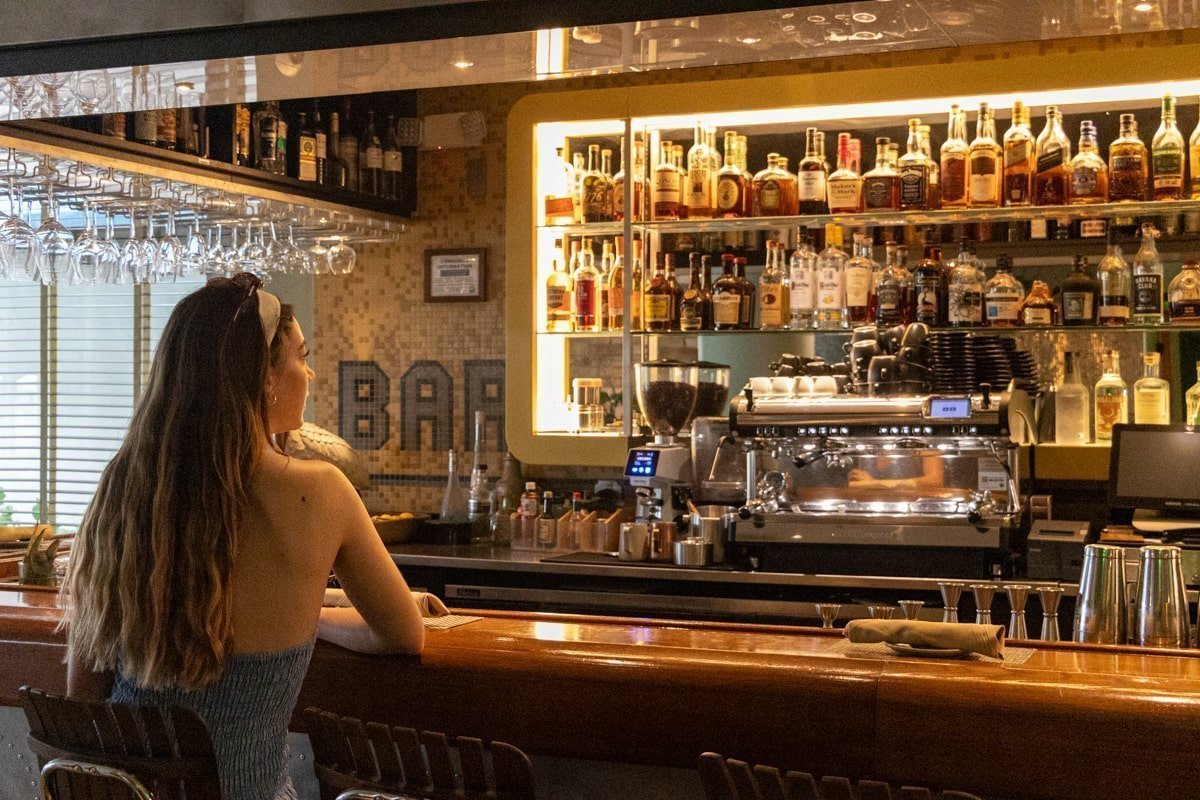 Personne assise au bar vintage du Pelican Hotel