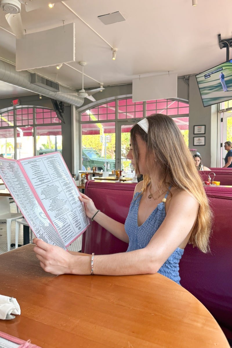 Personne regardant la carte du Big Pink à Miami