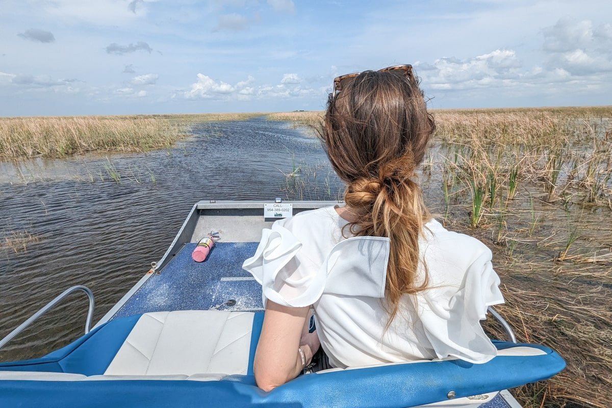 Femme qui regarde à l'horizon sur le bateau