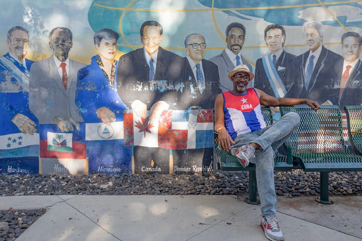Personne assise sur un banc devant un mur à Little Havana