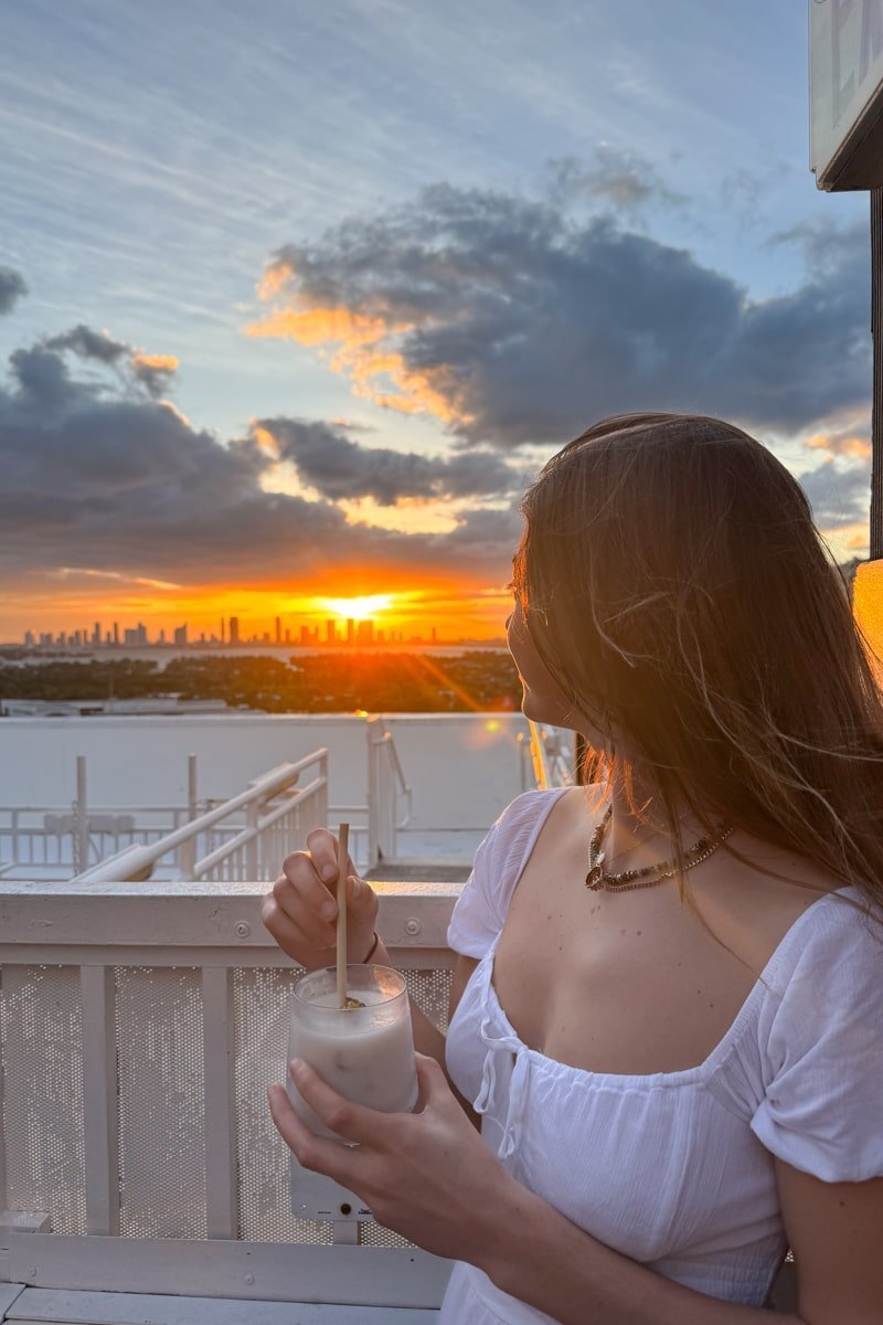 Personne sur un rooftop observant le coucher de soleil