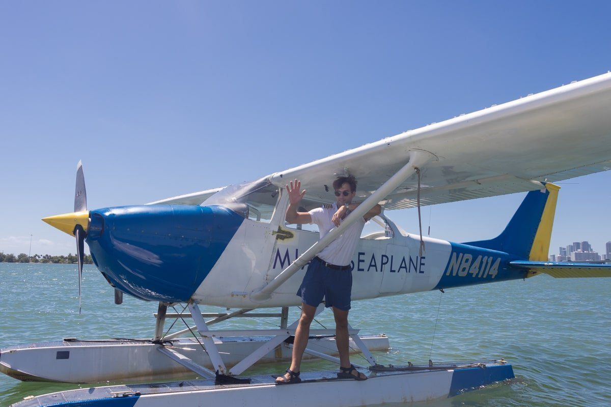 Pilote qui fait signe en étant debout sur un flotteur