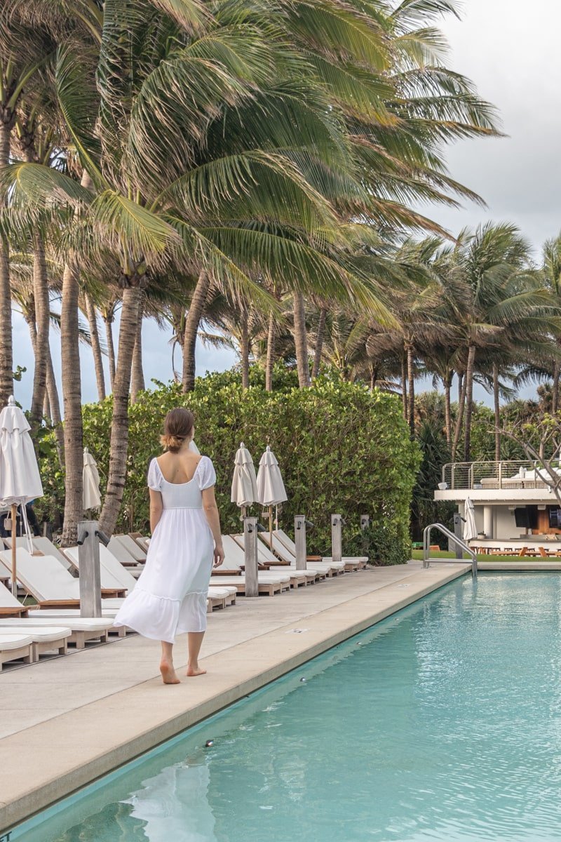 Piscine de l'hôtel Edition avec une femme qui marche sur le bord