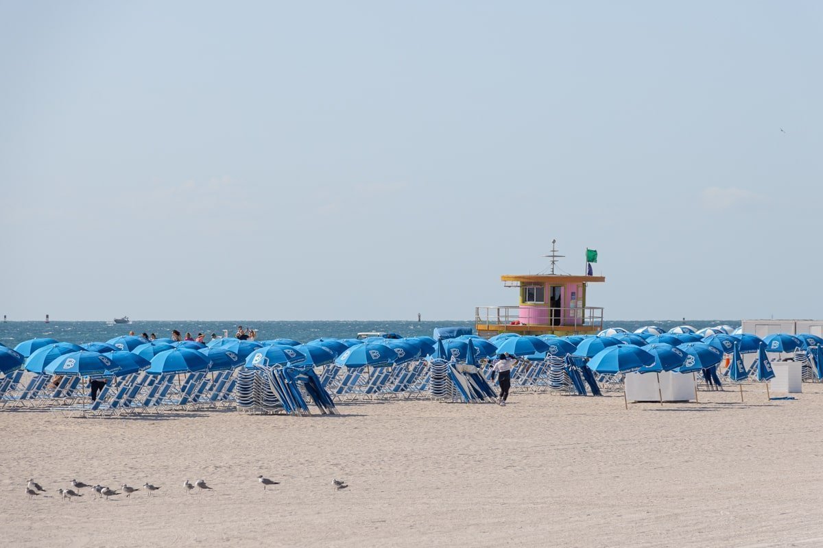 La plage de South Beach avec des parasols bleus