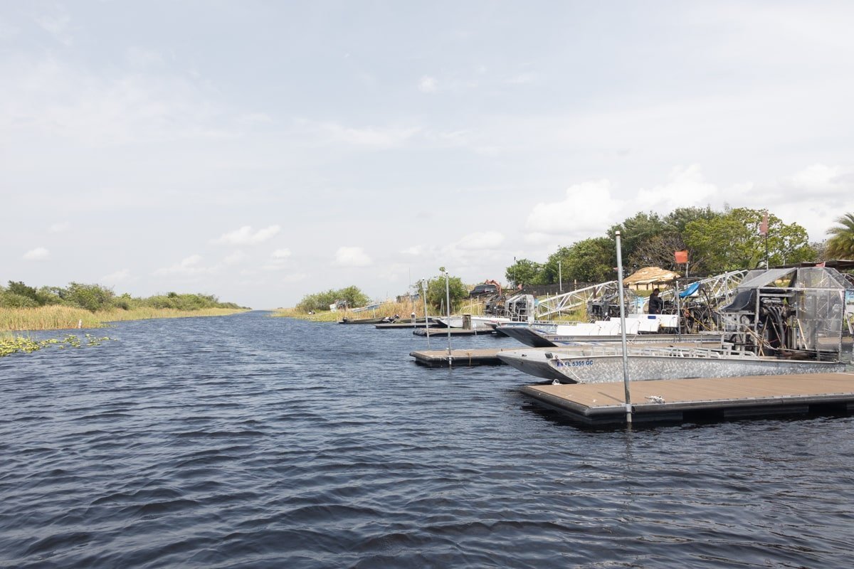 Vue d'un quai depuis l'eau