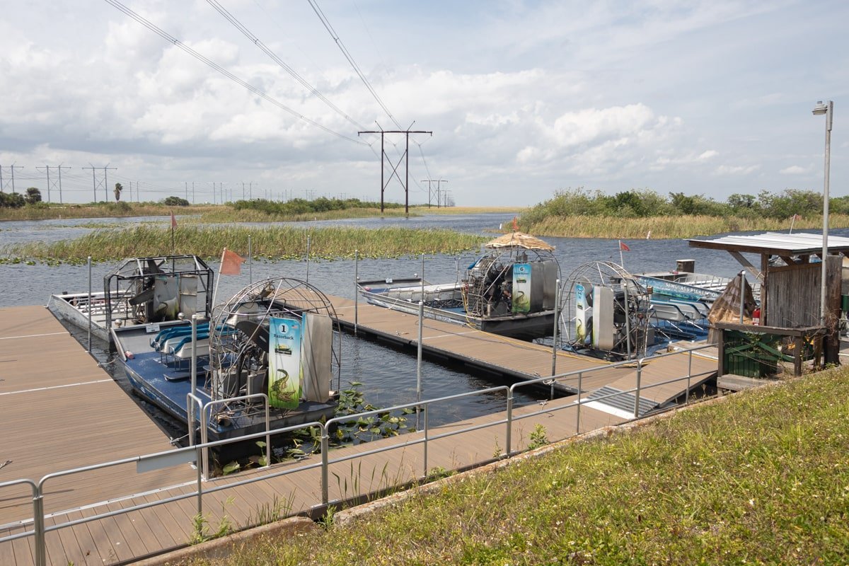 Hydroglisseurs accostés à un quai