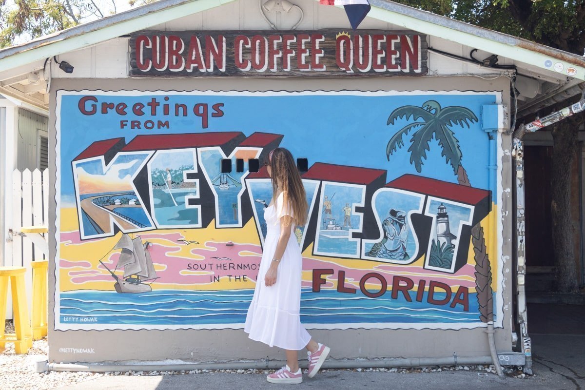 Femme qui marche devant un street art "Key West"