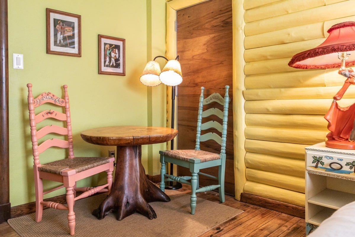 Table de la chambre du Pelican Hotel