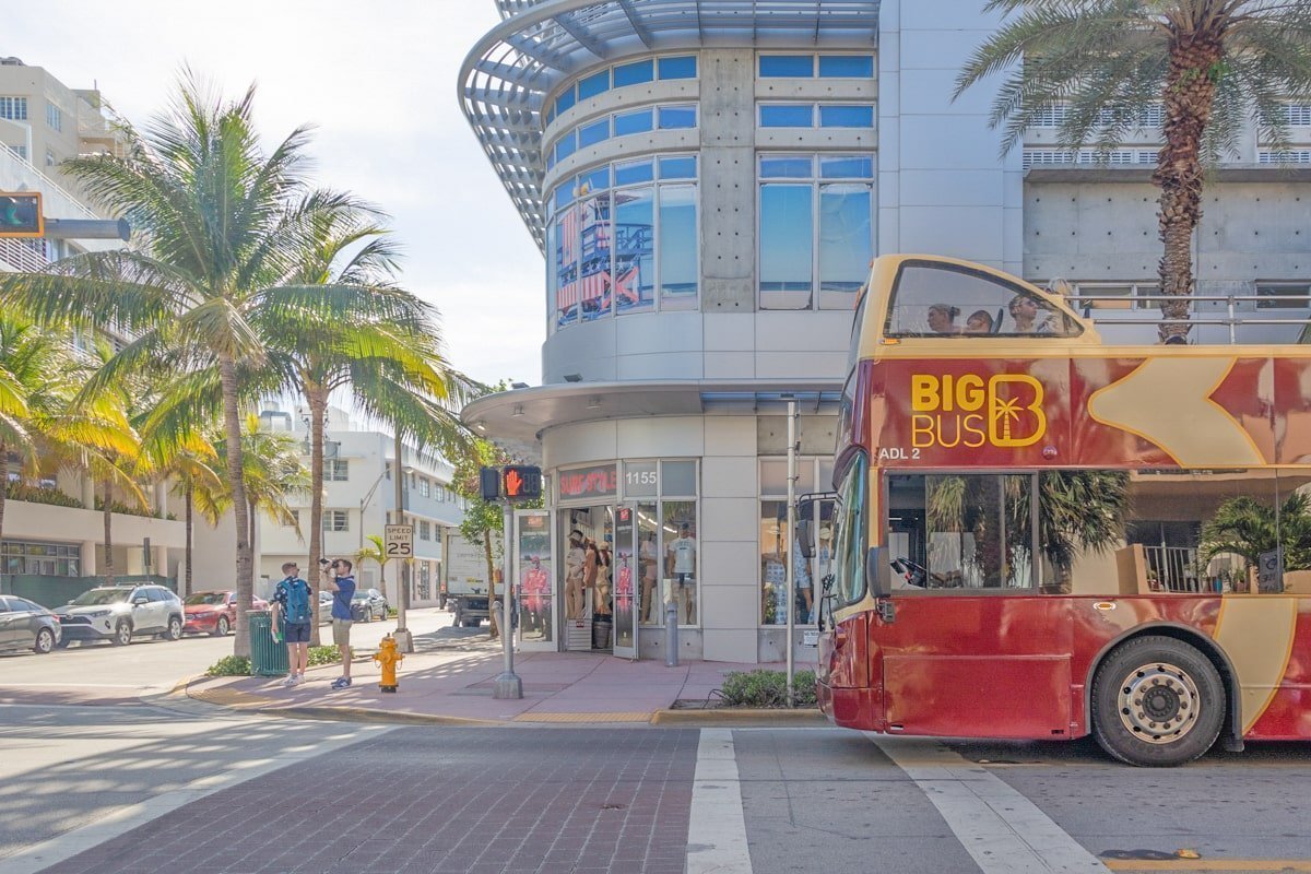 Bus à arrêts multiples dans la rue