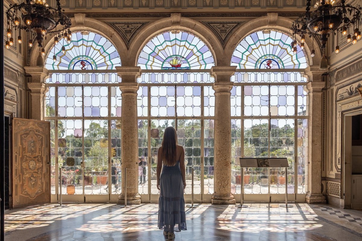 Vitrail intérieur avec une femme devant