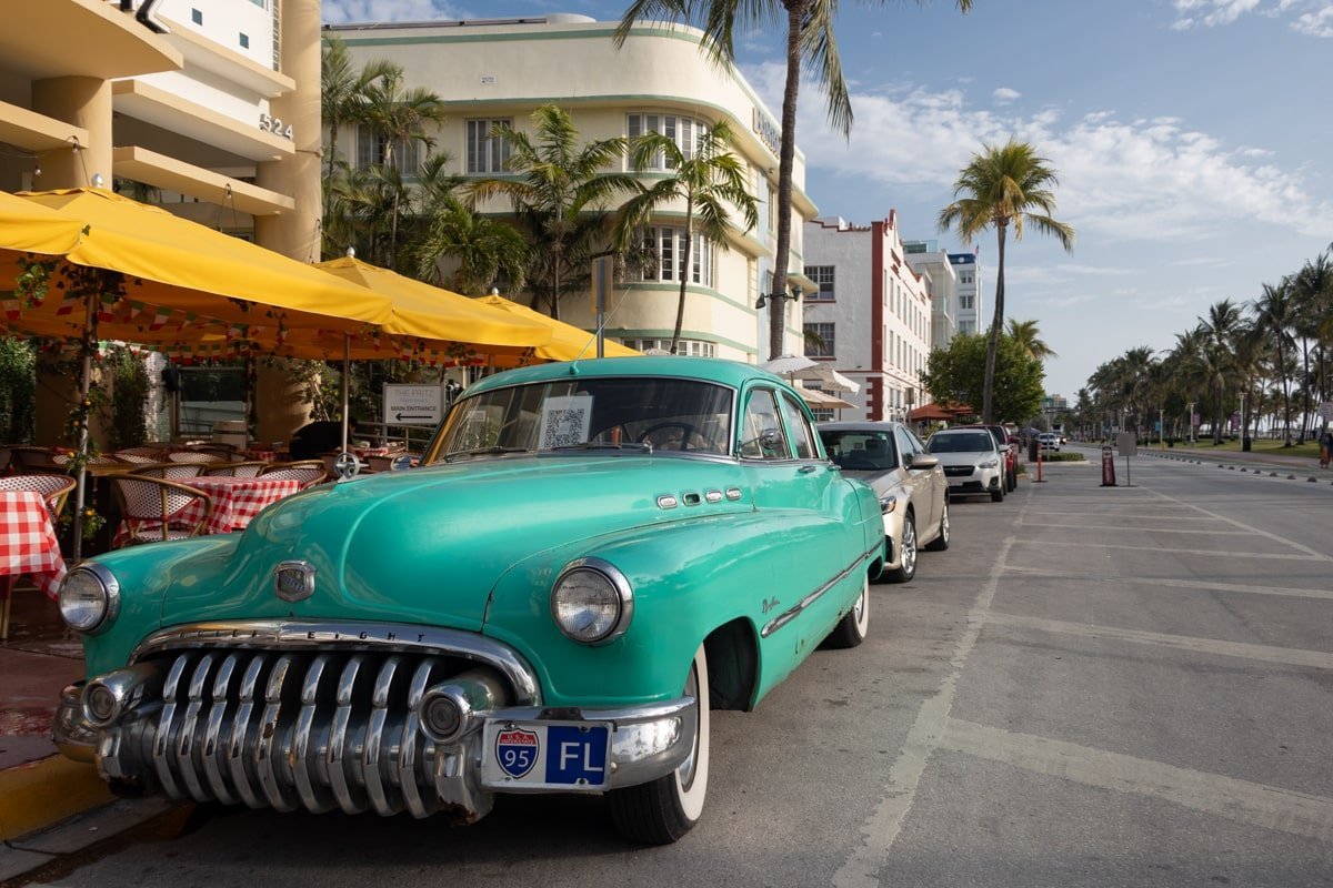 Voiture vintage garé le long de l'avenue