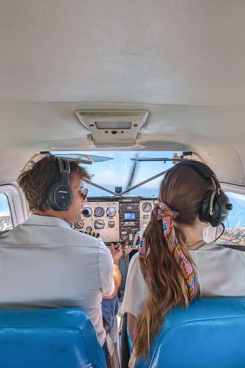 Vue de l'intérieur du cockpit de l'hydravion