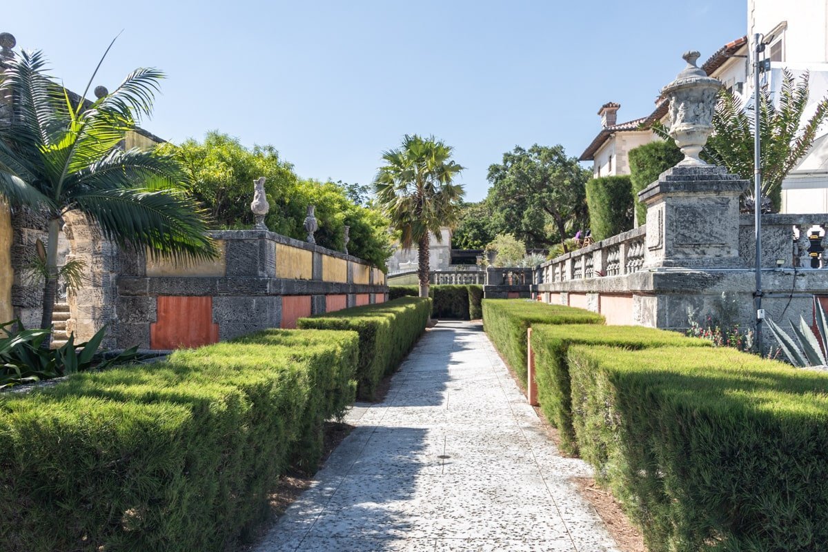 Dans l'une des allées des jardins