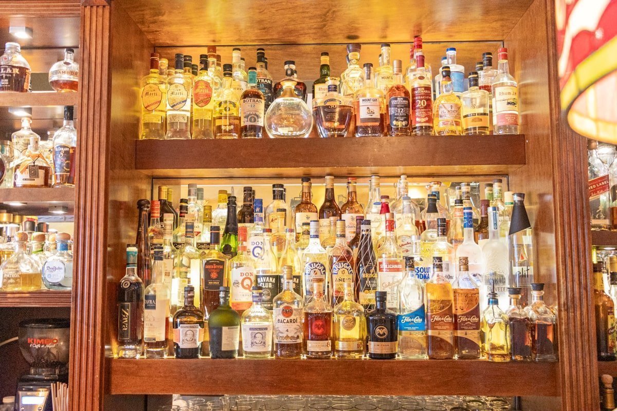 Bouteilles dans le bar Old's Havana