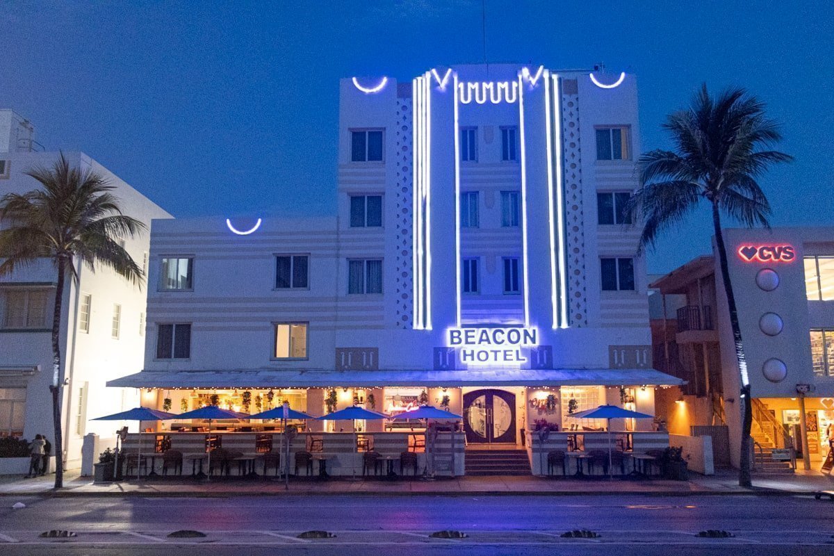 Beacon Hotel éclairé de nuit