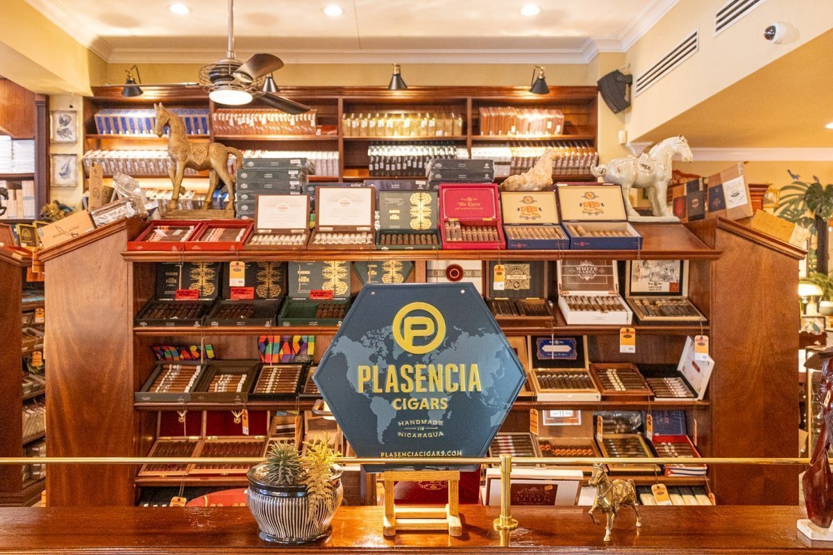 Etals dans une boutique de cigares à Little Havana