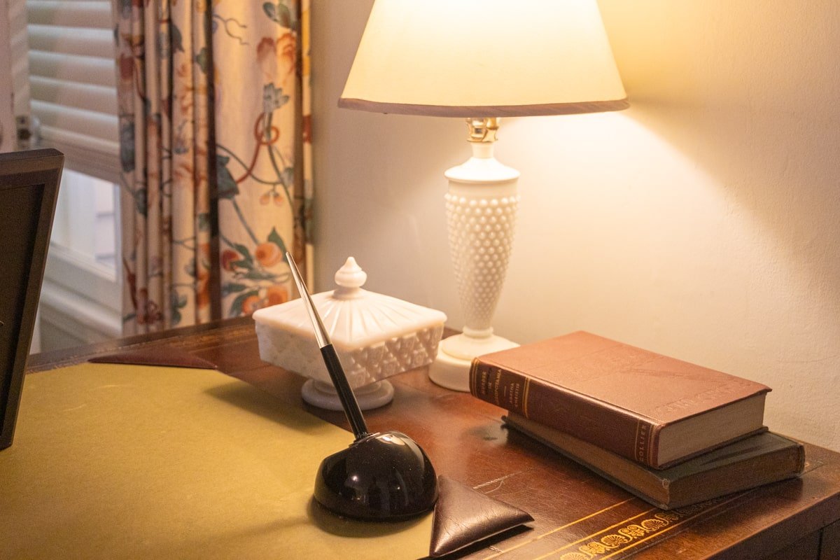 Bureau avec plume, livres et lampe