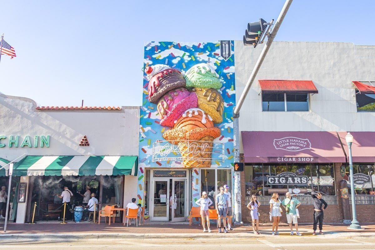 Dans la Calle Ocho à Miami avec une enseigne de glace