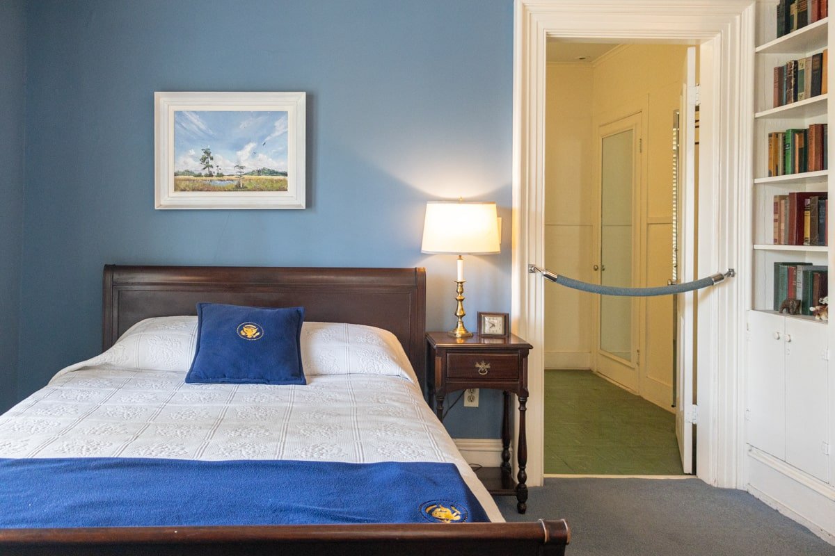 Chambre avec lit et table de chevet