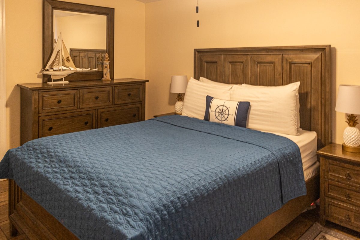 Chambre avec une décoration marine