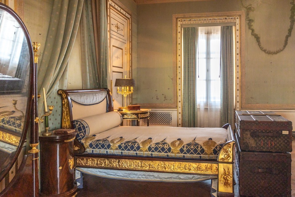 Lit d'époque dans une chambre