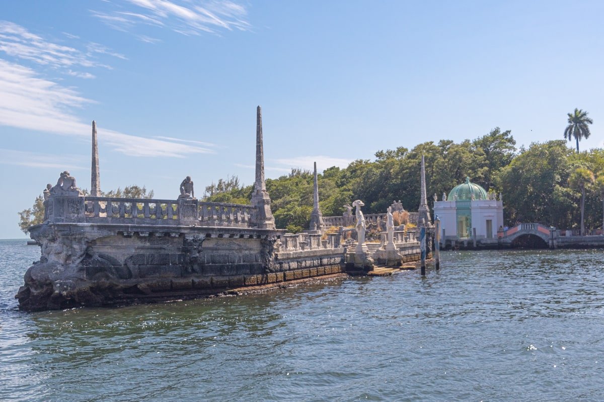 Débarcadère et carcasse d'un bateau dans l'eau