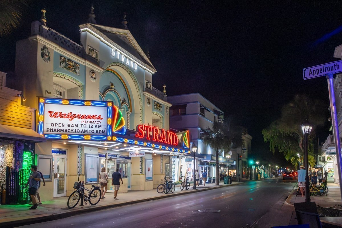 Duval Street de nuit avec des enseignes lumineuses
