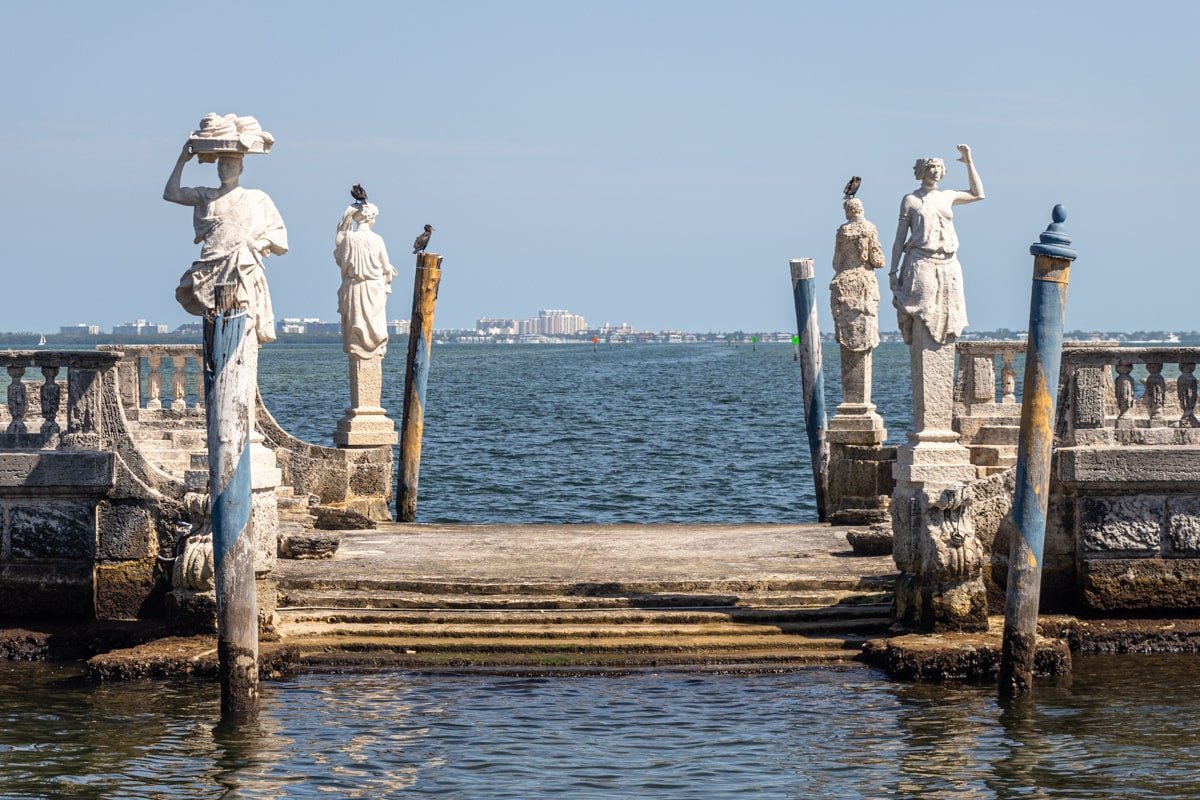 Embarcadère de la villa Vizcaya avec des statues