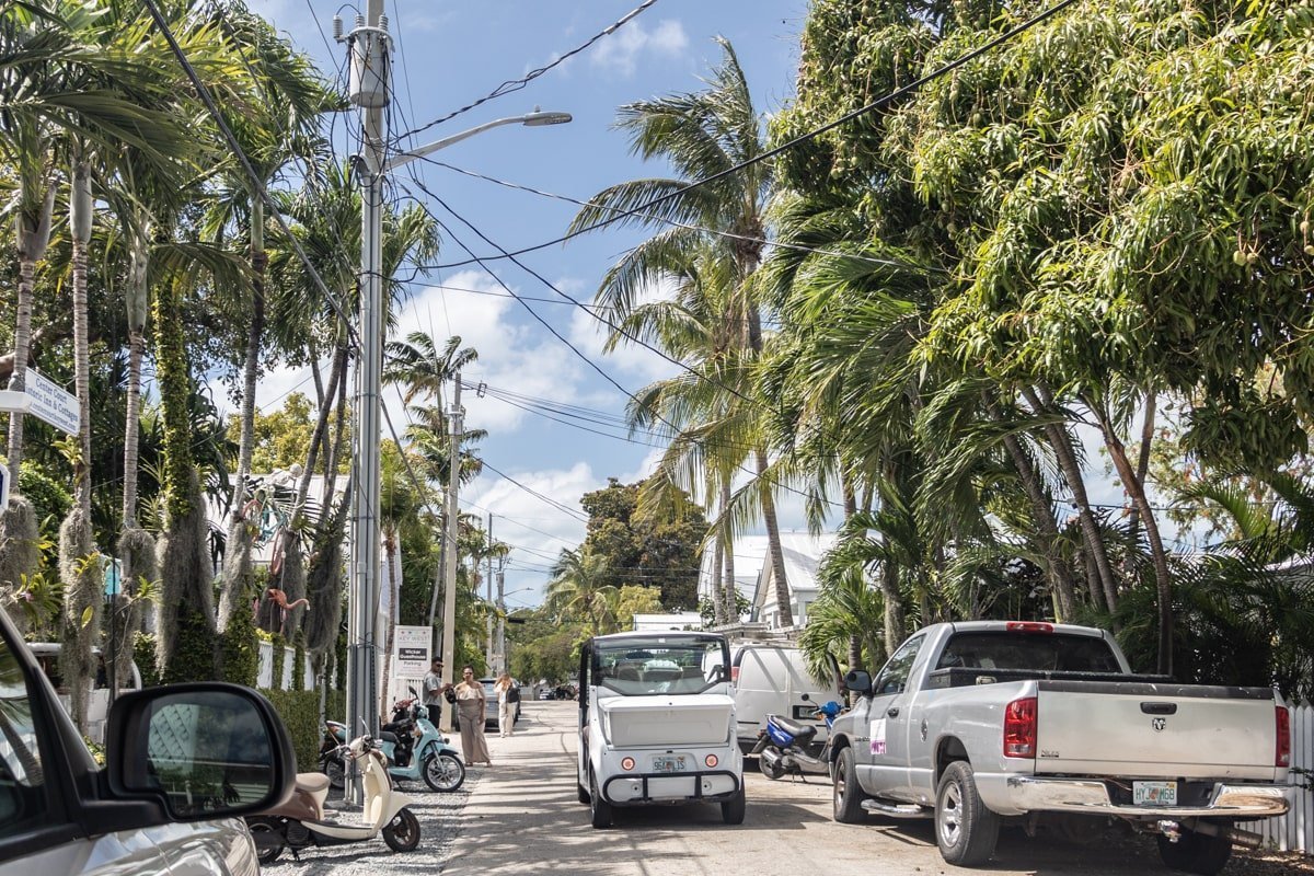 Rue dans Key West avec des palmiers et une voiturette de golf