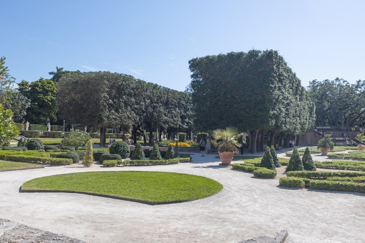 Allées dans les grands jardins de la Villa