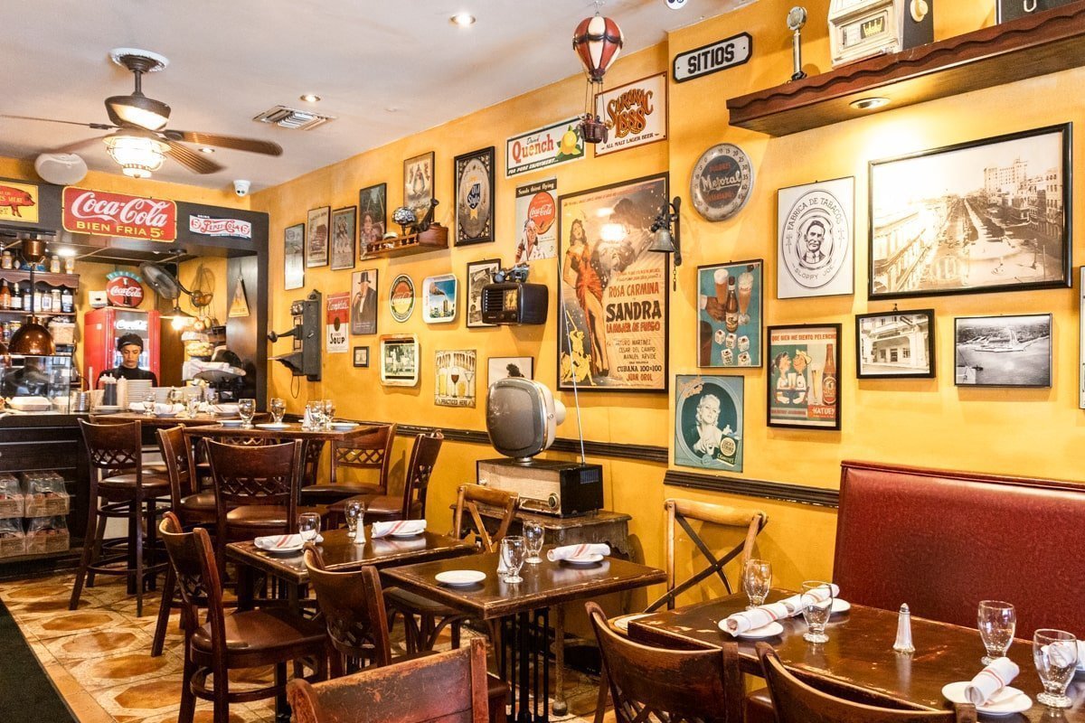 Intérieur du bar Old's Havana avec un mur bordé de vieilles affiches