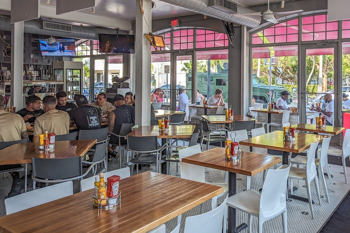 Intérieur avec des tables et quelques clients