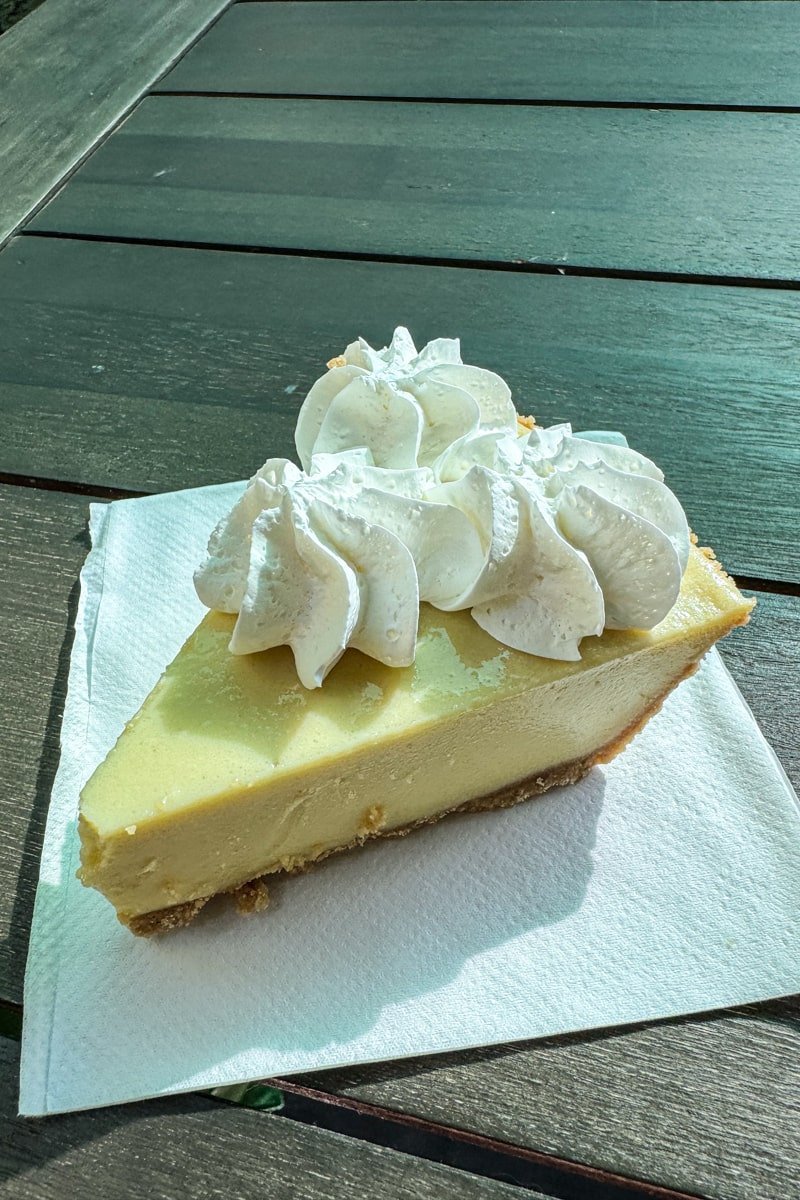 Une portion de Key Lime Pie avec de la Chantilly