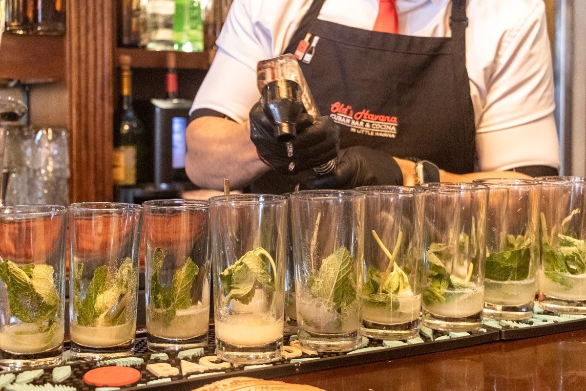 Serveur qui fait des mojitos sur le comptoir du bar