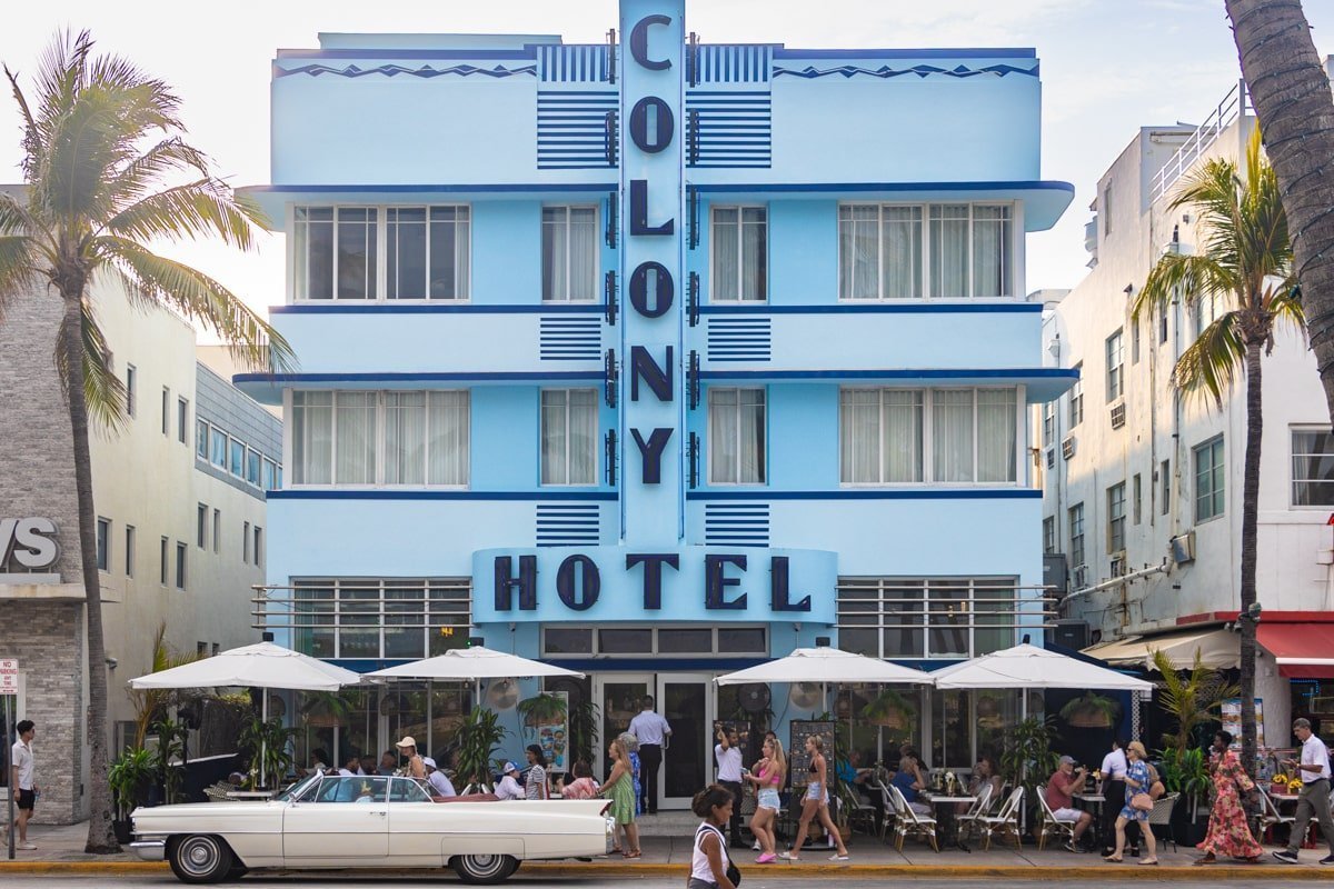 Devanture du Colony Hotel