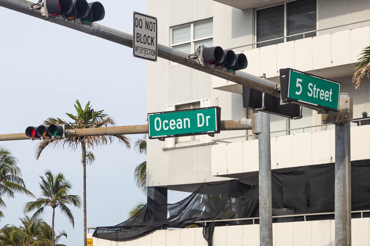 Panneau d'Ocean Drive à un croisement