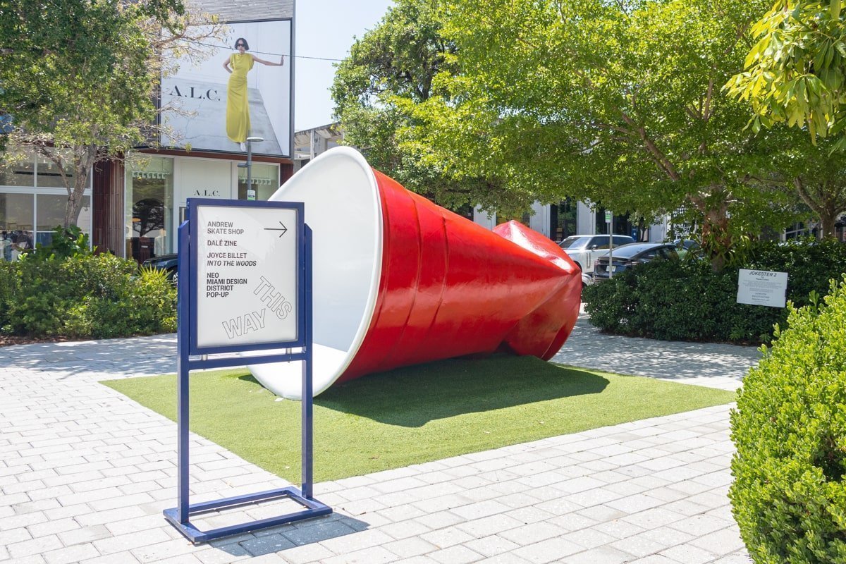 Oeuvre de rue en forme de gobelet vide rouge