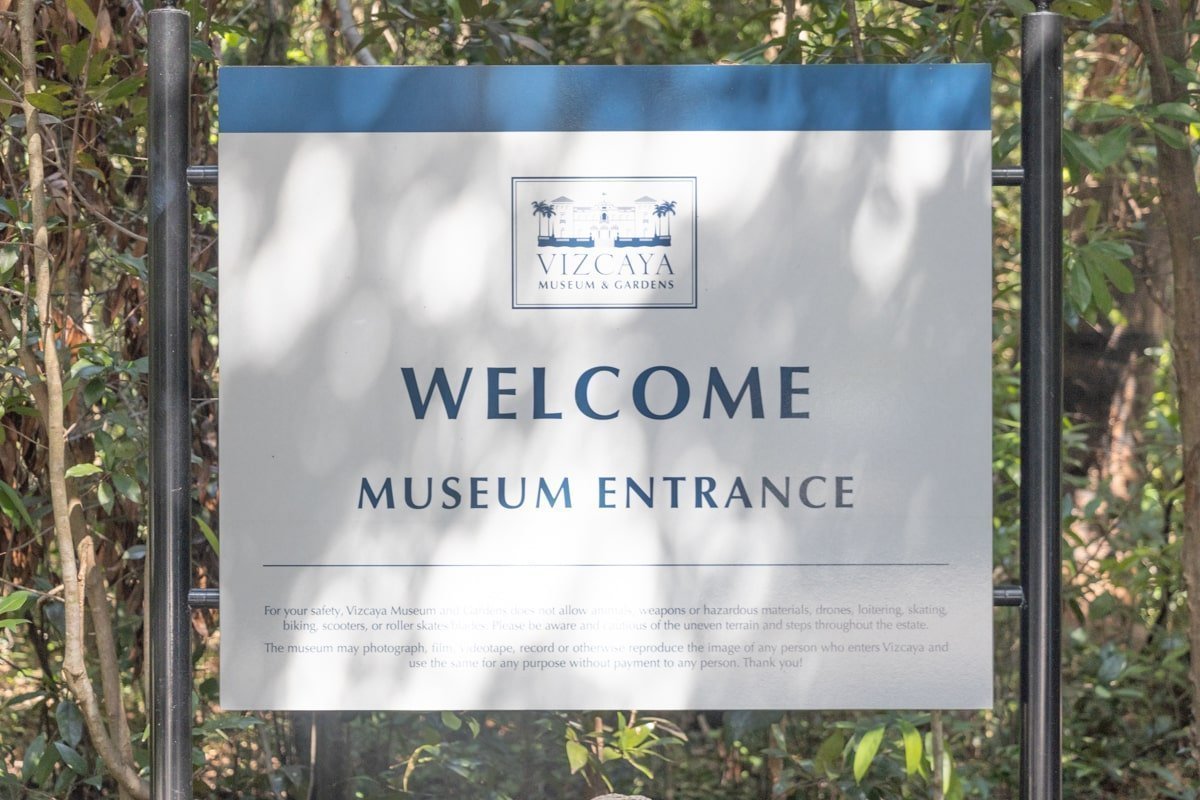 Panneau d'entrée au musée