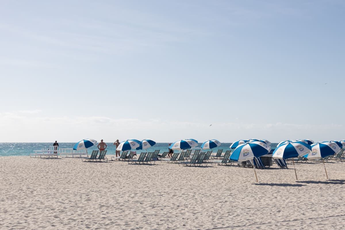 Parasols dans le sable