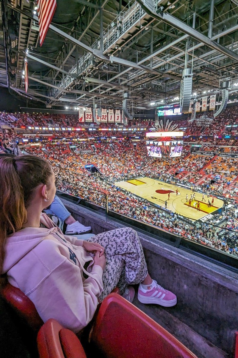 Femme assise dans les tribunes qui regarde le match