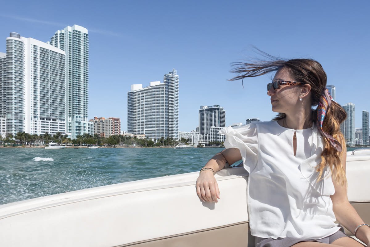 Personne sur un bateau à moteur