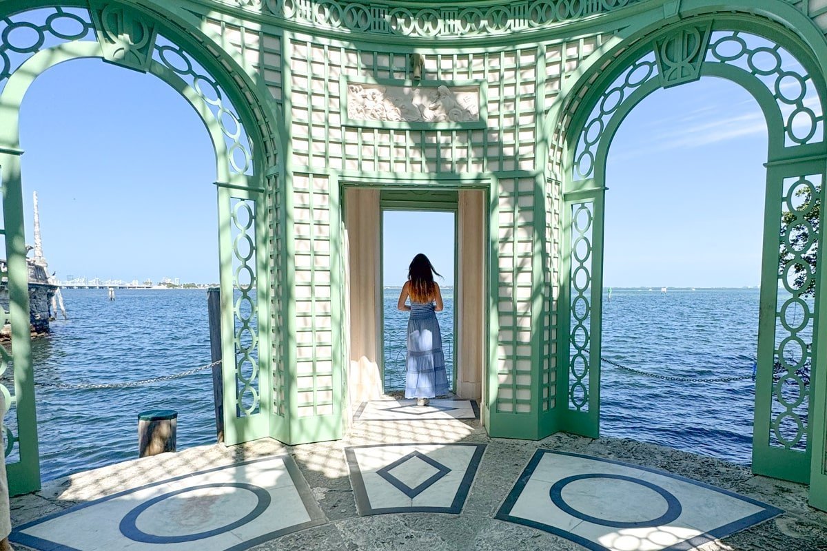 Femme dans une gloriette qui regarde l'horizon