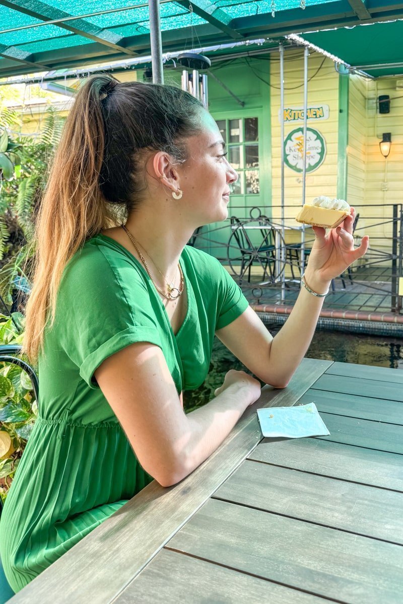 Une personne qui mange une Key Lime Pie