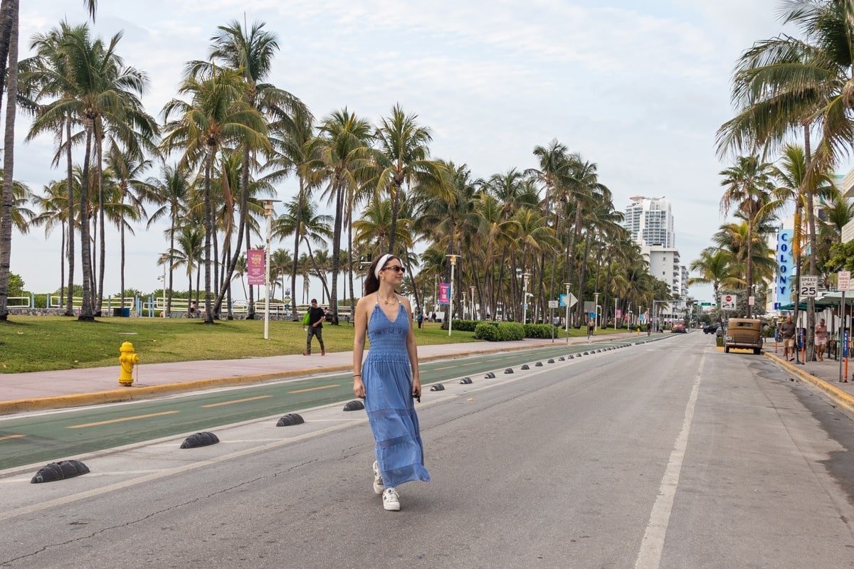 Femme qui traverse sur Ocean Drive